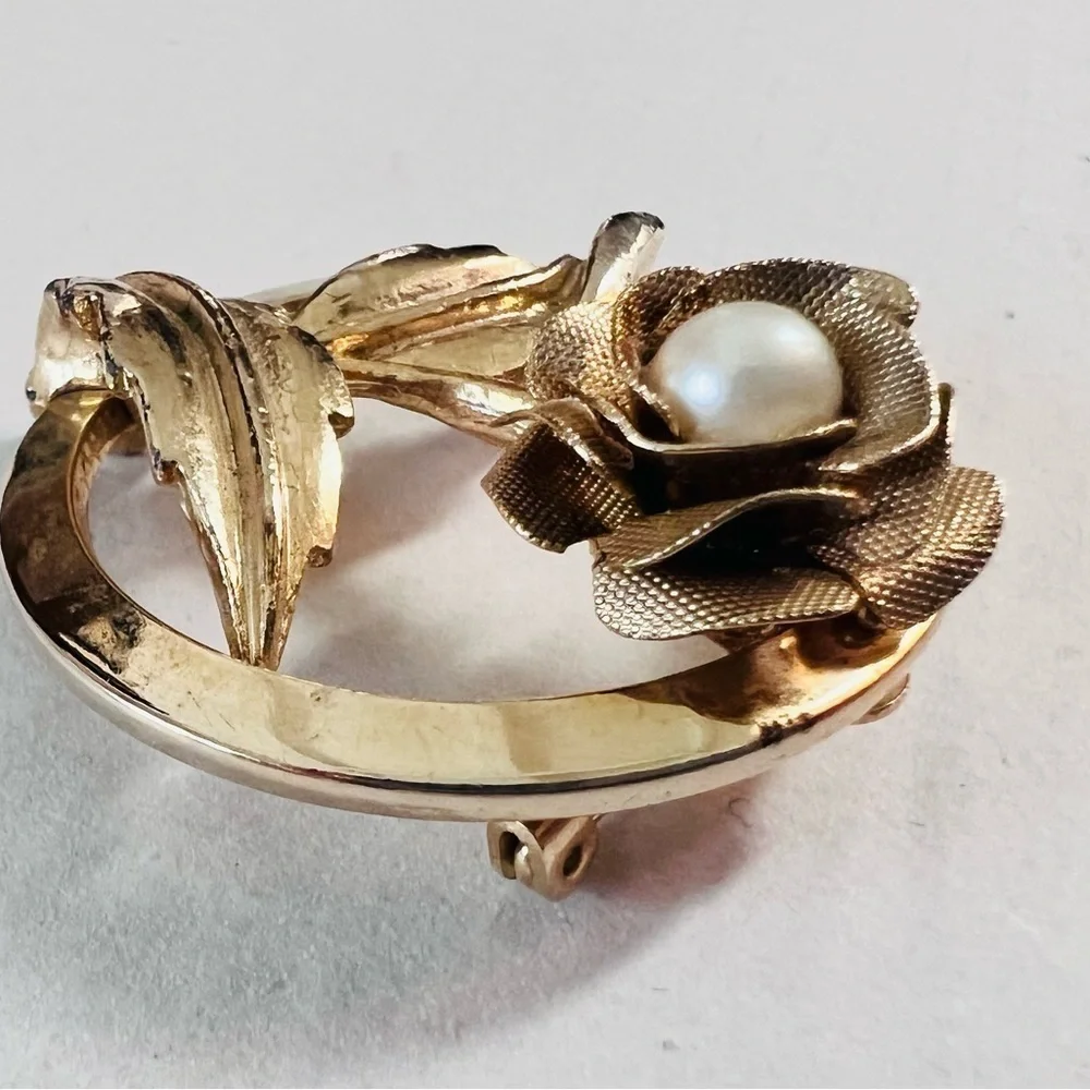 𝅺VINTAGE 70s‎ Goldtone Faux pearl flower brooch